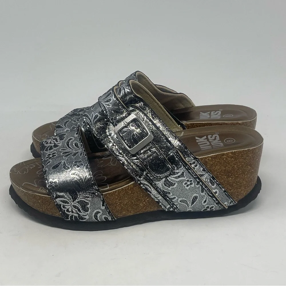 Muk Luks Emery Wedge Sandals Womens 8 Metallic Silver Floral Cork Slip On